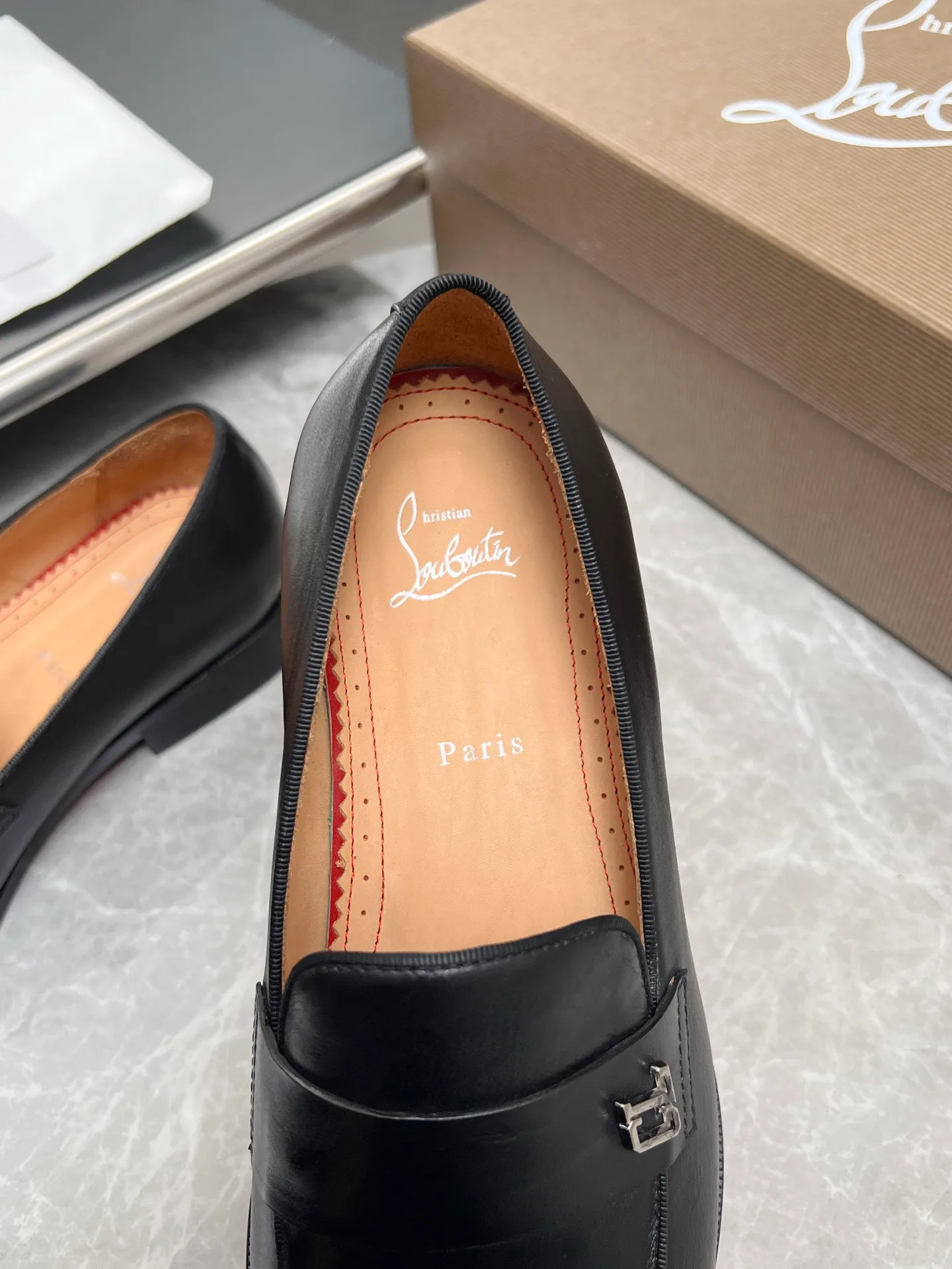 [CL red sole] Top P: 900💰 Number of yards: 39~44 (38.4546. Customized, non-refundable) CL new men's formal shoes Loaf leather shoes Christia* Loubouti* red sole shoes The red sole is luxurious and elegant, reshaping the style boundary of casual formal wear. It is extremely innovative in material selection, and creates a rich visual and tactile experience through the collision of different materials! Made of top-grade calfskin/glossy patent leather/spliced ​​technical fabric in contrasting colors. The upper is stitched by hand with fine and even stitching. It is based on the square-toe loafer shoe shape, with neat and elegant lines, which fits the toughness of men's wear. The upper is embellished with metal rivets, injecting individual details into classic loafers, breaking the mediocrity of casual shoes, and giving a concrete expression of "low-key luxury". From the original color/red cowhide lining inside the shoe to the instantly recognizable red sole, the "red sole" is not only the brand's visual identity, but also a "luxury codeword" when walking. The red sole exposed inadvertently conveys taste and identity instantly. From the innovative splicing of materials, to the personalized fusion of design, to the ingenious inheritance of craftsmanship, the Christian Louboutin men's loafer series is not only a pair of casual shoes, but also a "yuppie style" dressing weapon for men. Whether it is a casual business meeting or a casual look for daily travel, it can help you become a unique and stylish man in every occasion with its "red Loaf" attitude.